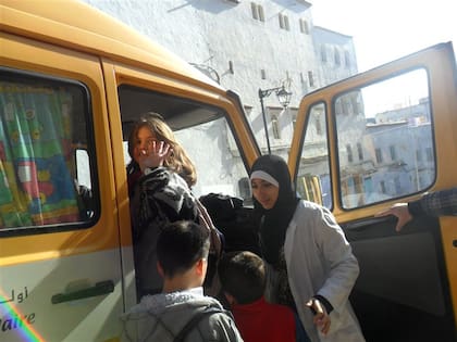 Pau en Chefchaouen, cuando era más chica, donde pasan el año escolar