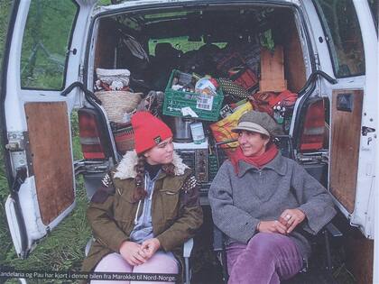 Pau y Candelaria delante de la camioneta-casa rodante con la que salen de viaje
