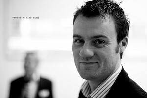 Paul Bradshaw: "Sin datos, una historia humana puede terminar como una anécdota que los poderosos pueden descartar como mala suerte o el resultado de una “manzana podrida”. Pero buscar datos sobre cuántas otras personas están afectadas, o si hay un aumento en los eventos descritos, hace que la historia sea mucho más atractiva sobre problemas sistémicos, mucho más difícil de descartar. Y si no hay datos -o son defectuosos-, también es importante informarlo: sin datos, la gente no tiene voz, y los datos defectuosos significan que no se les escucha claramente"