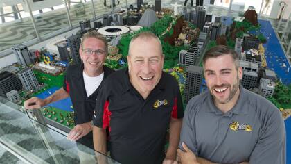 Paul Chrzan, Dan Steininger y Chris Steininger (estos dos últimos, padre e hijo) fueron los "master builders"