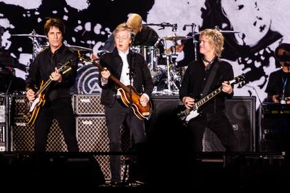 Paul con Rusty Anderson y Brian Ray, los guitarristas de la banda que lo acompaña hace ya muchos años