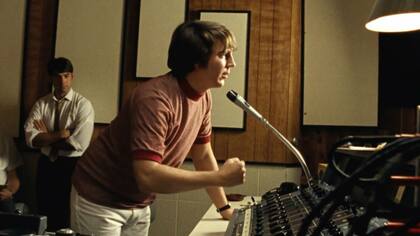 Paul Dano como Brian Wilson grabando el emblemático disco de los Beach Boys, Pet Sounds