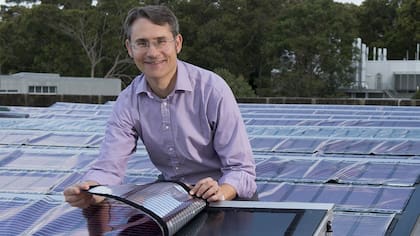 Paul Dastoor, investigador de la Universidad de Newcastle en Australia, junto al panel solar flexible