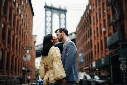 Paul Eastwick, profesor de psicología de la Universidad de California en Davis, realizó una investigación que examina cómo las personas inician y se comprometen en las relaciones románticas y señala que no todos los grandes gestos deben ser señales de alarma