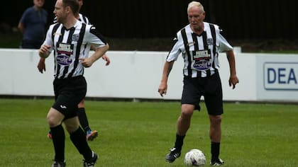 Paul Gascoigne y la pelota al pie, como en sus tiempos de volante