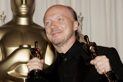 Paul Haggis en 2006 con las estatuillas que ganó como guionista y productor de la película Vidas cruzadas
