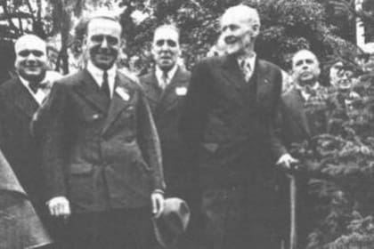 Paul Harris visita la ciudad de Buenos Aires en 1936 y planta un jacarandá -el árbol de la amistad- en Palermo, junto al presidente del RCBA de entonces, David Spinetto