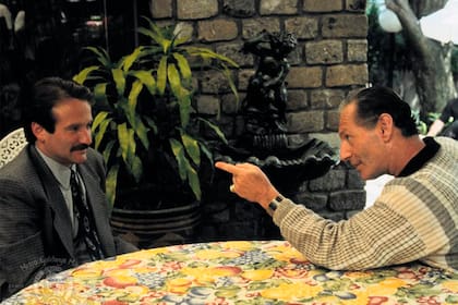 Paul Herman junto a Robin Williams en una escena de Un mujeriego en apuros