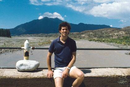 Paul Hobbs en su primera visita a Mendoza, con el río Mendoza de fondo