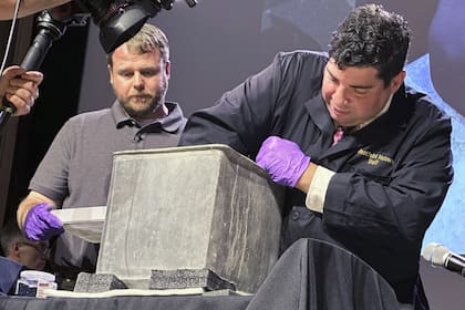 Paul Hudson, arqueólogo de West Point, y Michael Díaz, curador del Museo de West Point, participaron en la apertura de la caja de plomo