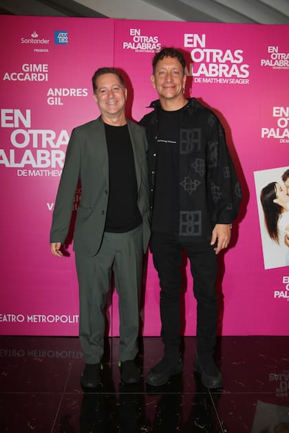 Paul Kirzner, hermano de Adrián Suar, posó con Nicolás Vázquez, luego de ver la obra