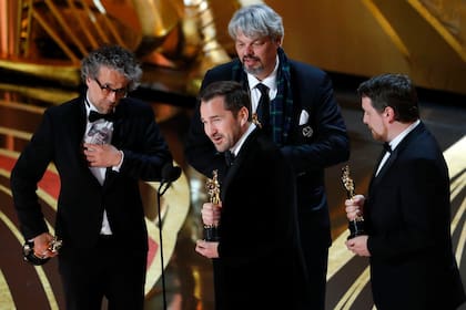 Paul Lambert, Ian Hunter, Tristan Myles y J.D. Schwalm aceptan el Oscar por mejores efectos especiales por First Man