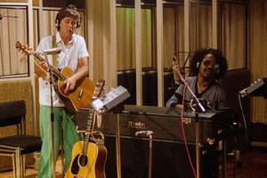 “Ebony and Ivory”: Paul McCartney, Stevie Wonder y "el peor dúo de la historia"