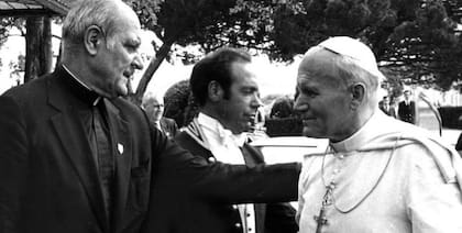 Paul Marcinkus saluda a Juan Pablo II. El arzobispo estadounidense continuo al frente del IOR hasta el año 1989