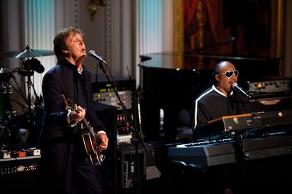 Paul McCartney & Stevie Wonder - Ebony and Ivory Paul McCartney & Stevie Wonder - Ebony and Ivory