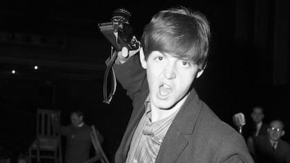 Paul McCartney con una cámara en diciembre de 1963.