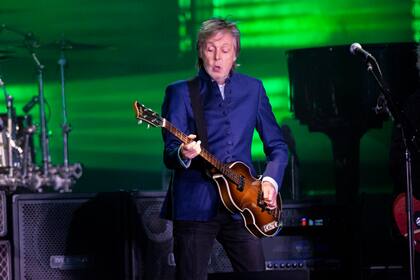 Paul McCartney durante el festival Glastonbury en Worthy Farm, en Inglaterra (Photo by Joel C Ryan/Invision/AP)