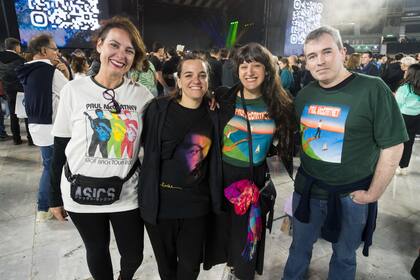 Público de distintas edades, pero con el mismo fanatismo, en el show de Paul McCartney en River