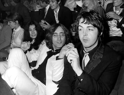 Paul McCartney junto a Yoko Ono y John Lennon