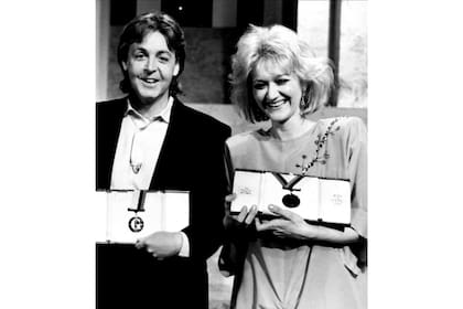 Paul McCartney, le entregó la conmemoración que Vesna lució en su pecho desde 1985