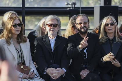 Nancy Shevell, Paul McCartney, Ringo Starr y Barbara en la Semana de la Moda de París (Photo by Vianney Le Caer/Invision/AP)