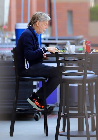 Paul McCartney toma un descanso para almorzar durante los ensayos de su próxima gira 
