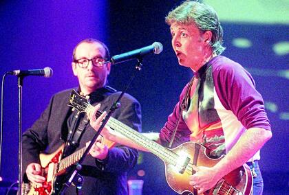 Paul McCartney y Elvis Costello en abril de 1999,en el Royal Albert Hall de Londres, en el concierto homenaje a Linda McCartney