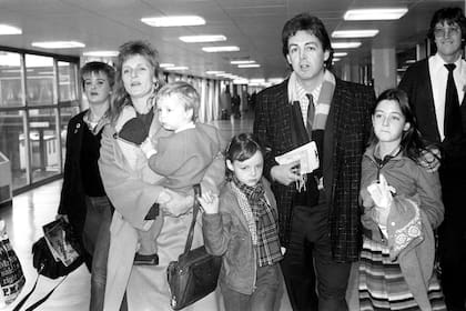 Paul McCartney y Linda junto a sus cuatro hijos. De izquierda a derecha: Heather, James, Stella y Mary. La imagen fue tomada en el aeropuerto de Heathrow antes de abordar un Concorde rumbo a Nueva York. (Photo by PA Images via Getty Images)