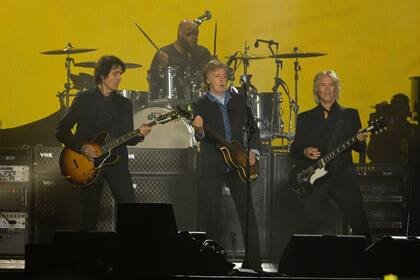 Paul McCartney y su banda en el Estadio Centenario de Montevideo, parada previa a su visita al estadio Más Monumental el próximo sábado y domingo