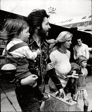 Paul McCartney y su mujer, Linda Eastman (embarazada
de Stella, que nació el 13 de septiembre de 1971), camino
a la boda. En brazos del Beatle va Mary, su primera hija
juntos, y de la mano de ella, Heather, la hija mayor de
Linda que fue adoptada por Paul.