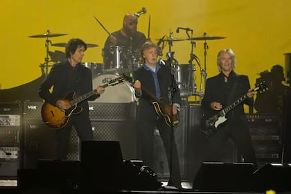 Paul McCartney y sus músicos en el Estadio Centenario de Montevideo