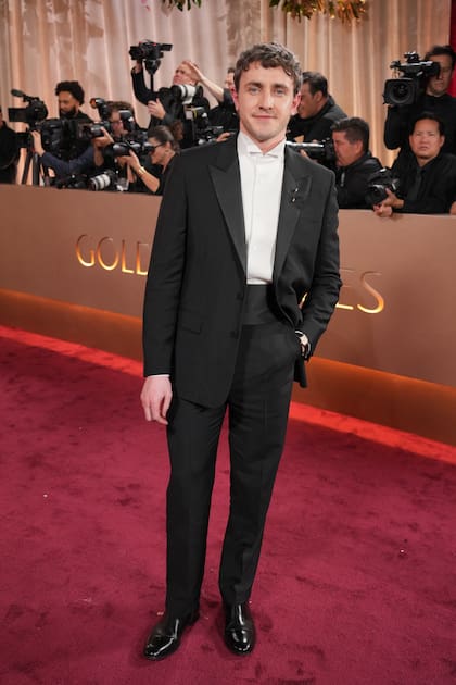 Paul Mescal eligió la elegancia clásica de un esmoquin negro de Gucci. Sin embargo, la estrella de Hamnet le aportó su toque personal al prescindir del moño o la corbata