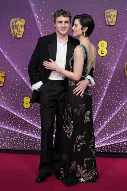 Paul Mescal y su novia, la cantante Gracie Abrams, hicieron su debut oficial en la alfombra roja de los premios Bafta