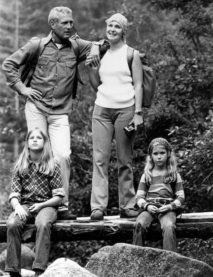 Paul Newman, Joanne Woodward y sus hijas Lissy y Clea, en 1974