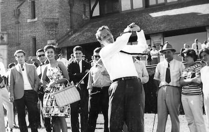Paul Newman jugó al golf durante su visita a Mar del Plata en 1962