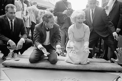 Paul Newman y Joanne Woodward graban sus huellas en el Teatro Chino, en 1963