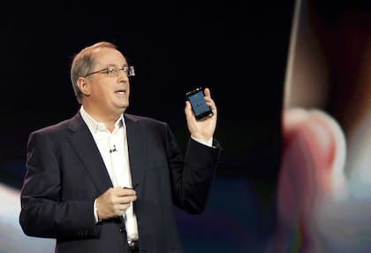 Paul Otellini, CEO de la compañía, con un teléfono equipado con un chip Intel durante su presentación en la feria CES de Las Vegas en 2012