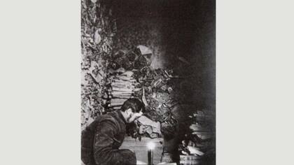 Paul Pelliot en 1908 en la cueva Dunhuang, leyendo los manuscritos