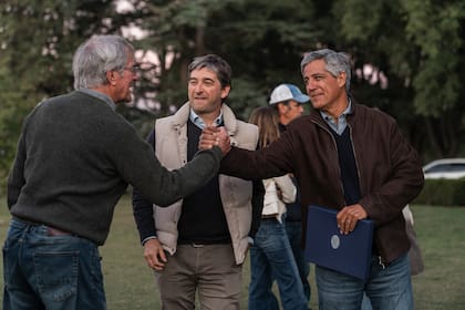 Paul Pieres saluda a Benjamín Araya ante la mirada de Carlos Lastra.