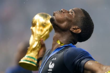 Paul Pogba de Francia celebra con la copa, tras ganar la final de Rusia 2018 ante Croacia