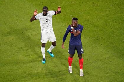 Paul Pogba se quejó de la mordida de Antonio Rudiger durante el partido de la Eurocopa que disputaron Francia y Alemania.