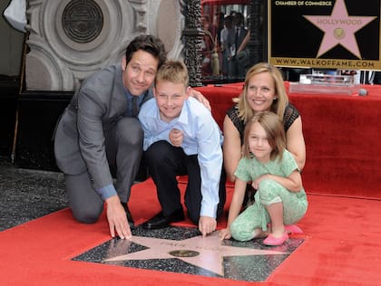 Paul Rudd junto a su esposa y sus hijos en 2015, cuando recibió la estrella en el Paseo de la Fama de Hollywood