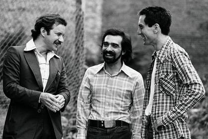 Paul Schrader y Martin Scorsese junto a Robert De Niro en el set de Taxi Driver (1976). El guionista y el director planean crear una serie sobre los orígenes del cristianismo