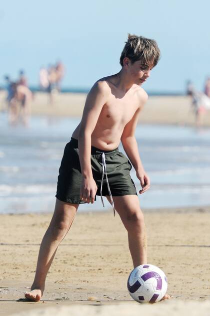 Paul se dio el gusto y jugó un picadito en la playa.