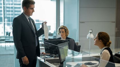 Paul Sparks y Riley Keough en The Girlfriend Experience