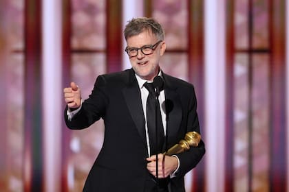 Paul Thomas Anderson con el Globo de Oro que ganó por la dirección de Una batalla tras otra