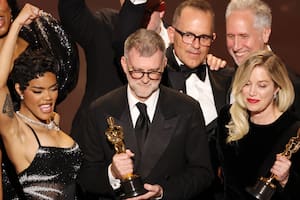 Paul Thomas Anderson, rodeado por Teyana Taylor y Sara Murphy, con el Oscar a Mejor película de los premios Oscar 2026