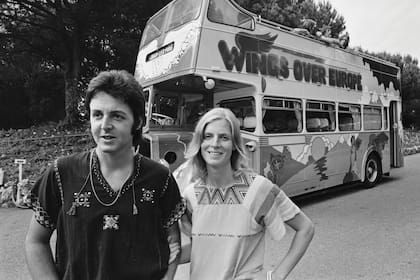 Paul y Linda, de gira por Europa con Wings. La imagen fue tomada en Juan-les-Pins, Francia, el 12 de julio de 1972. (Photo by Reg Lancaster/Daily Express/Hulton Archive/Getty Images)