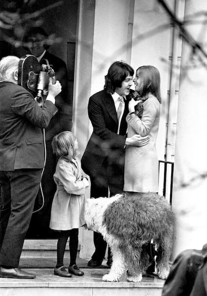 Paul y Linda McCartney en Londres el día de su casamiento en 1969. Están junto a Heather, la hija de Linda de un matrimonio anterior, y Martha, la perra de Paul