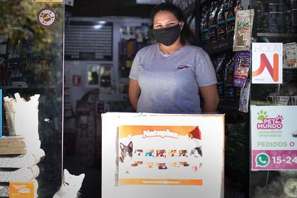 Paula (18). Comercio: Pet shop. ¿Cómo es el trato con los clientes? “A algunas clientas las saludaba con un beso. Eso ya no pasa”.